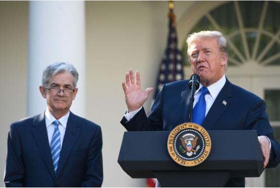 当天白宫传出消息，特朗普亲手签下了《台湾旅行法》，这份文件名义上是“促进美台交