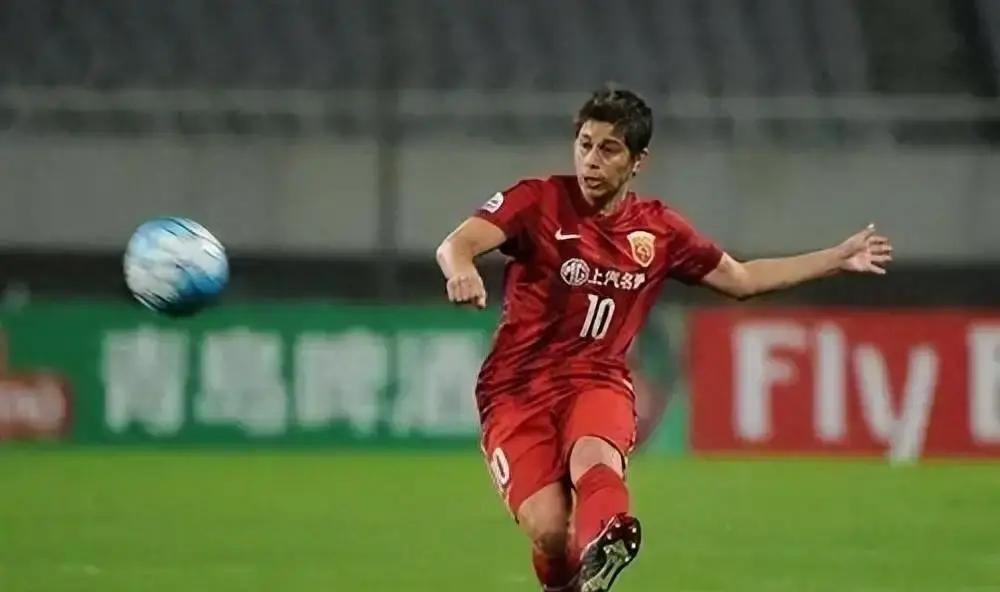 200万欧签巴西铁腰！蓉城后腰直接升级昨晚官宣的茹萨，28岁，巴甲场均4.