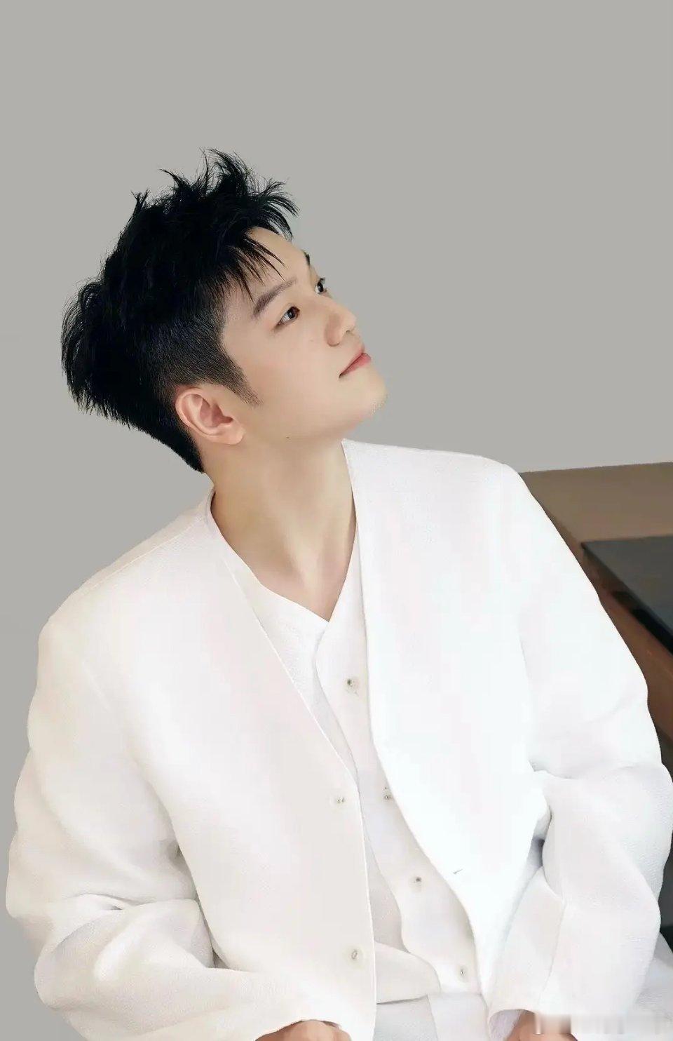 我意纯白，好纯净的少年，愿你自由如风。​​​