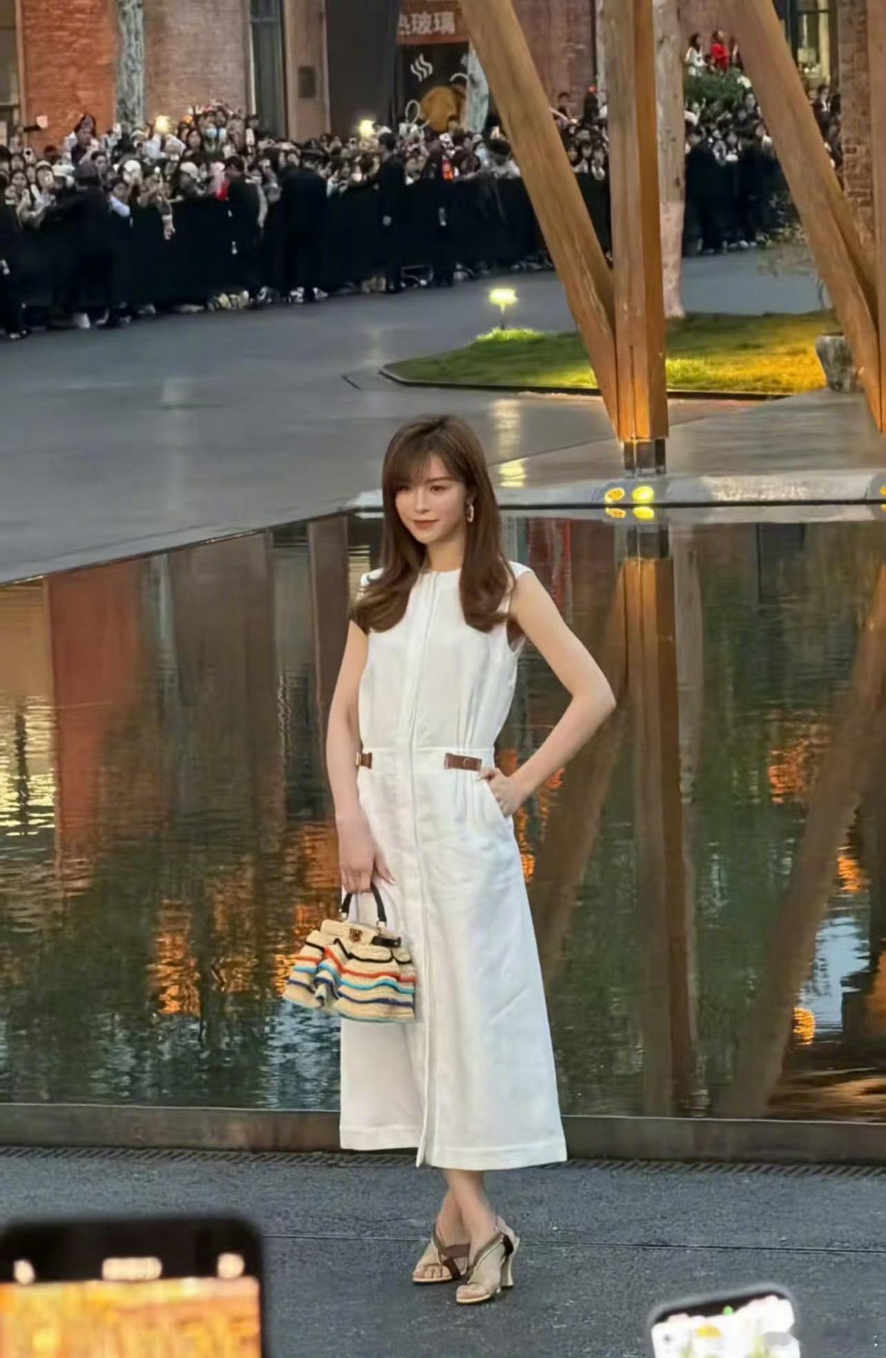 景德镇偶遇文咏珊景德镇偶遇文咏珊，穿搭简约却高级，东方雅致与港风碰撞，松弛温柔