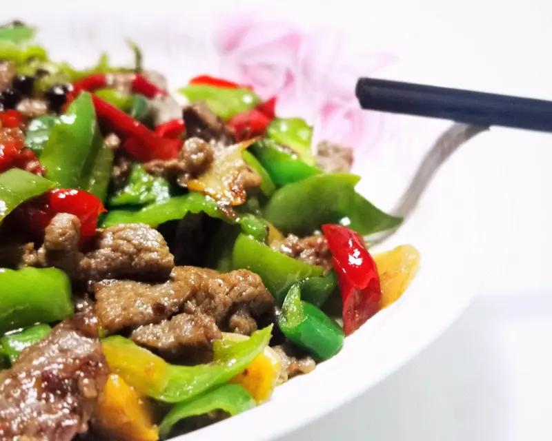 现在年轻人会做菜的还真不少，我拿手的菜是青椒炒牛肉。做法不难，先把250克牛肉切