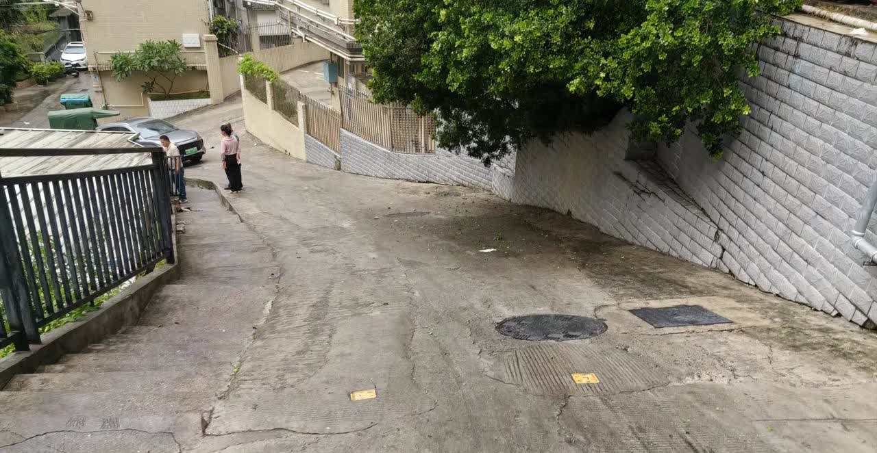 这种技术还出来开车，也是服了[捂脸哭][捂脸哭][捂脸哭]下图所示，今天一个大哥开了五