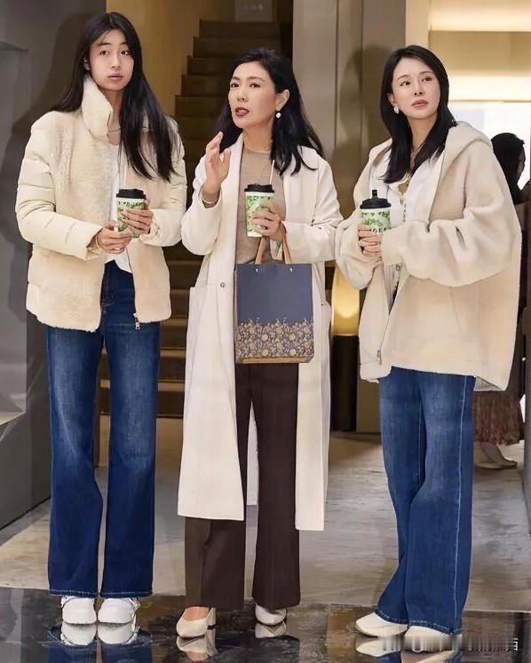 佟大为和关悦的大女儿好高，目测身高有170以上了吧，看她的长相在女孩里算一般般的