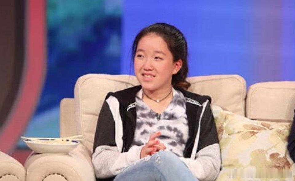 这是英达的女儿英闻笛，也就是巴图的同父异母妹妹。她长的很像英达和梁欢，但她的性格