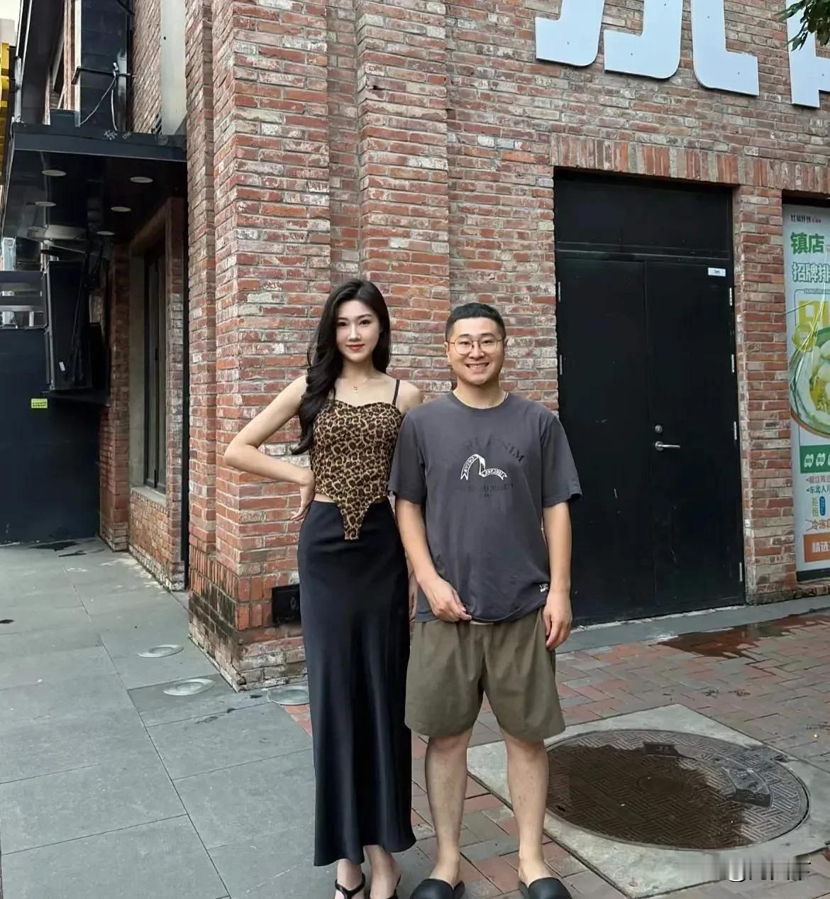 这男的凭什么找这么漂亮的美女？