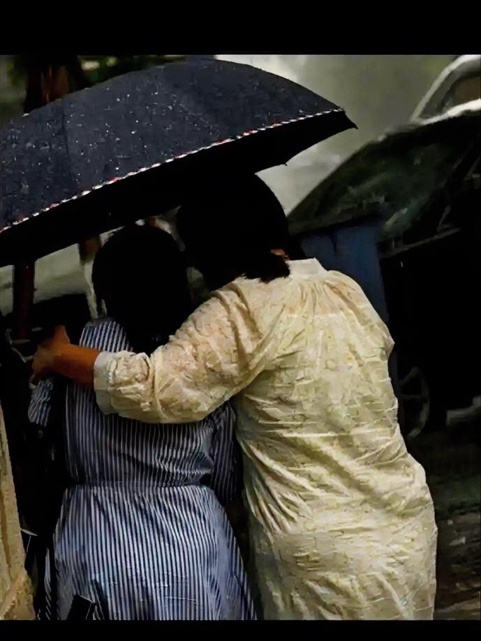 孩子啊，可别再嫌你妈妈“丢人”了！昨天山东大雨里那幕真戳心，接孩子的家长多是私