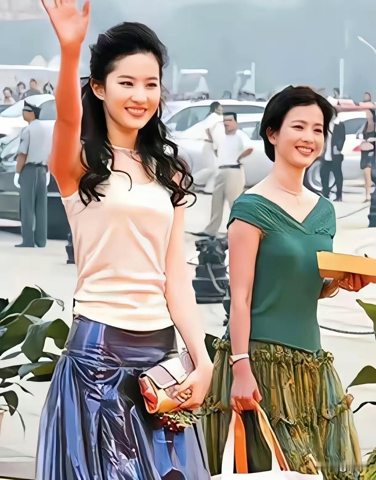 同框画面里，刘亦菲与母亲谁更惊艳？母女二人皆是无可挑剔的顶级美人，容貌如同一个模