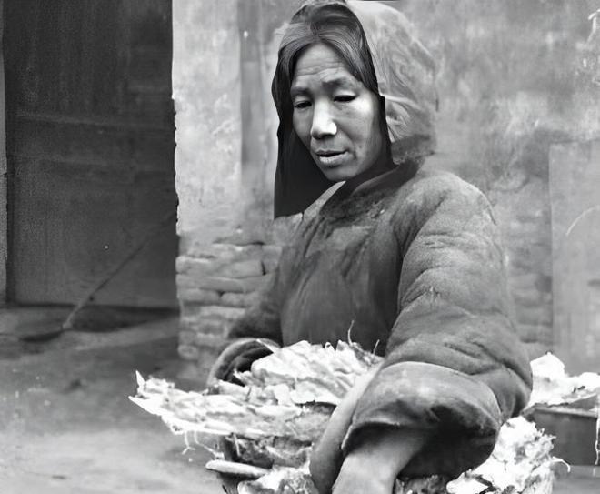 1941年，一位老妇人请汉奸侄子吃饭，突然压低声音问道：“侄儿，能不能给我弄3