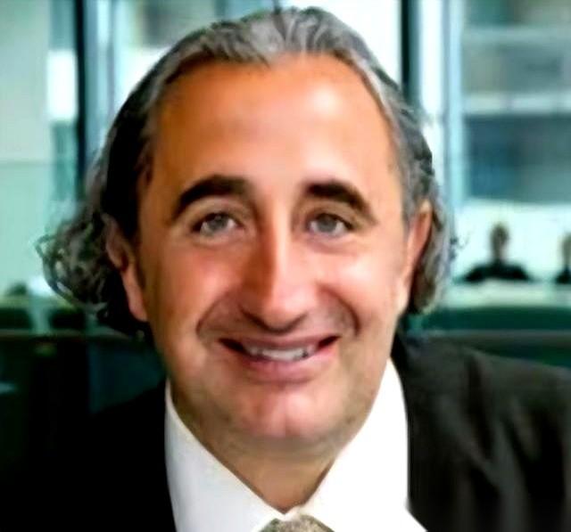 加拿大一个犹太裔教授，加德·萨阿德，突然在网上扔下一句话，直接把水搅浑了。他对