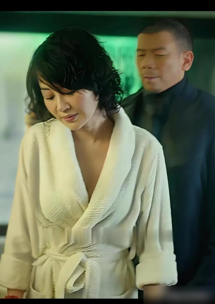 马未都狠踩许晴“骨子里土”，冯小刚抬手就捧她是“顶配性感”，你信谁？别急着站