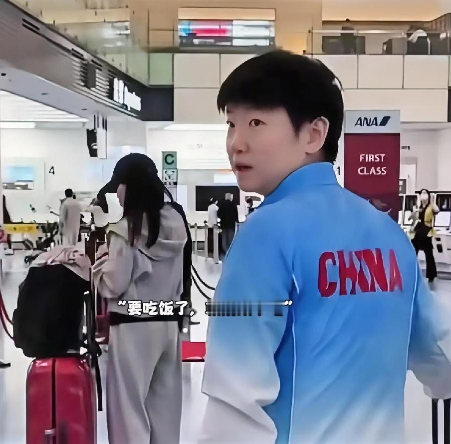 莎莎你真是对谁都那么好，她对着跟拍的人说，“要吃饭了，就别跟了啊。”跟拍得