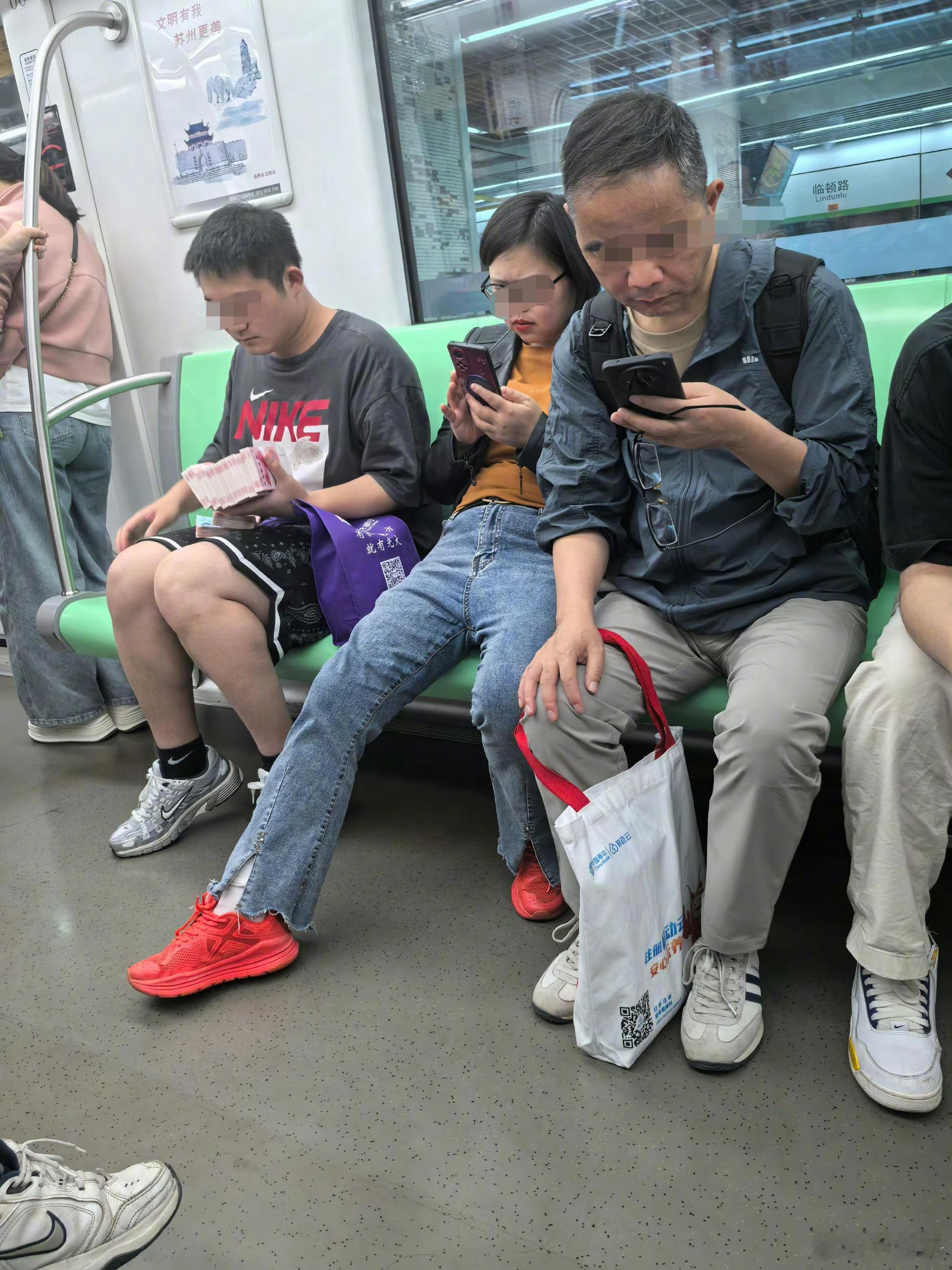 看到这个只觉得中国的治安真好啊大家都很松弛一个是在地铁上数钱，一个是其他人看都不