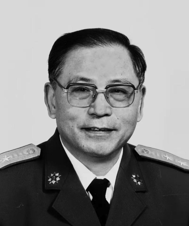 1950年，粟裕正在汇报工作，门突然被撞开。李克农冲进来，声音发颤：“粟裕同志，