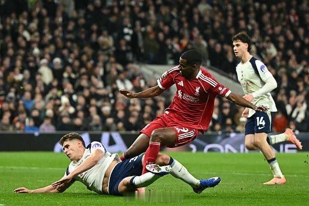 剪刀腿的伤人可能性比背后放铲更大。利物浦天价买来的超级跑车刚调教出状态就要大修了