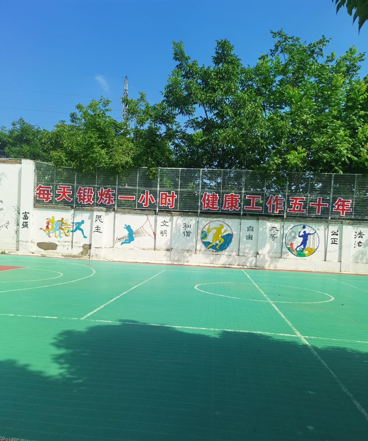 遇到一个宝妈，神情激动地去约家长群里的其他家长去学校要求换老师。她的孩子读小学