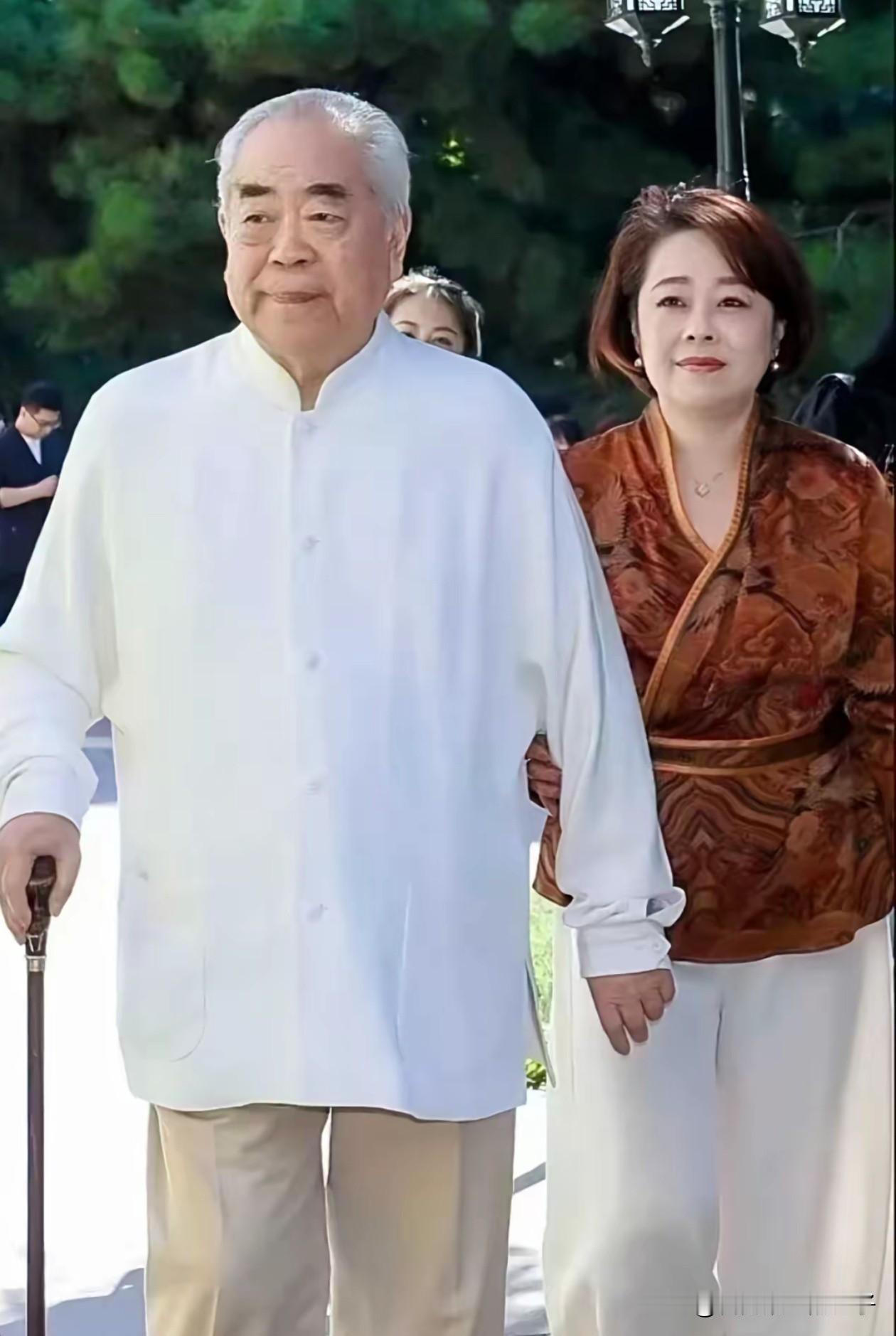 范曾不认继子我能理解！毕竟没有血缘关系，也没啥感情但他亲生女儿范晓蕙也不