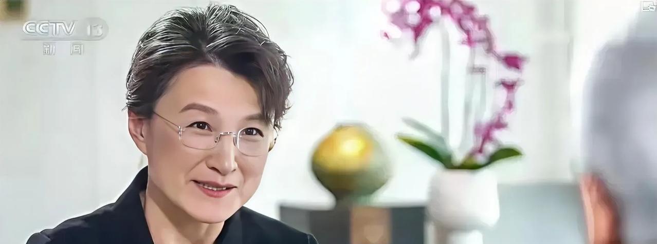 董倩的英语让黄仁勋坐直了腰板。2025年7月20日那晚的开场一声Hello