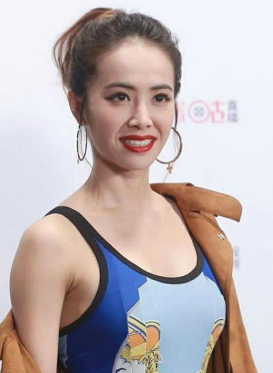 44岁蔡依林泳衣内穿怼脸生图惊艳众人！