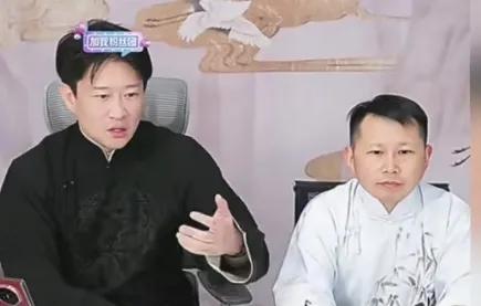 曹云金和何云伟直播，说起一家三口去环球影城被拍。他说大家有什么好奇的？难道我不