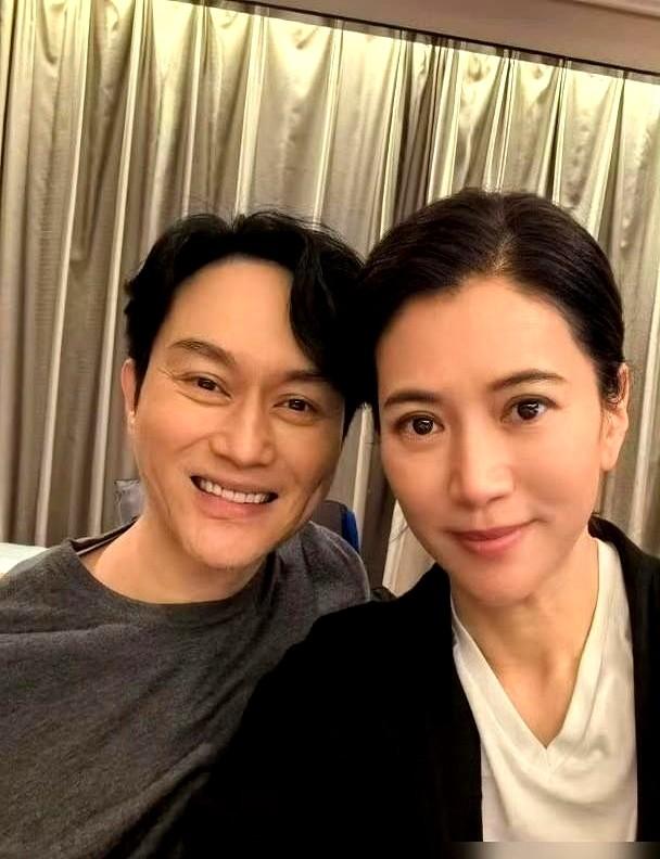 袁咏仪当众给20岁的儿子道歉了，顺手还砸了儿子进娱乐圈的饭碗。她对着镜头连连