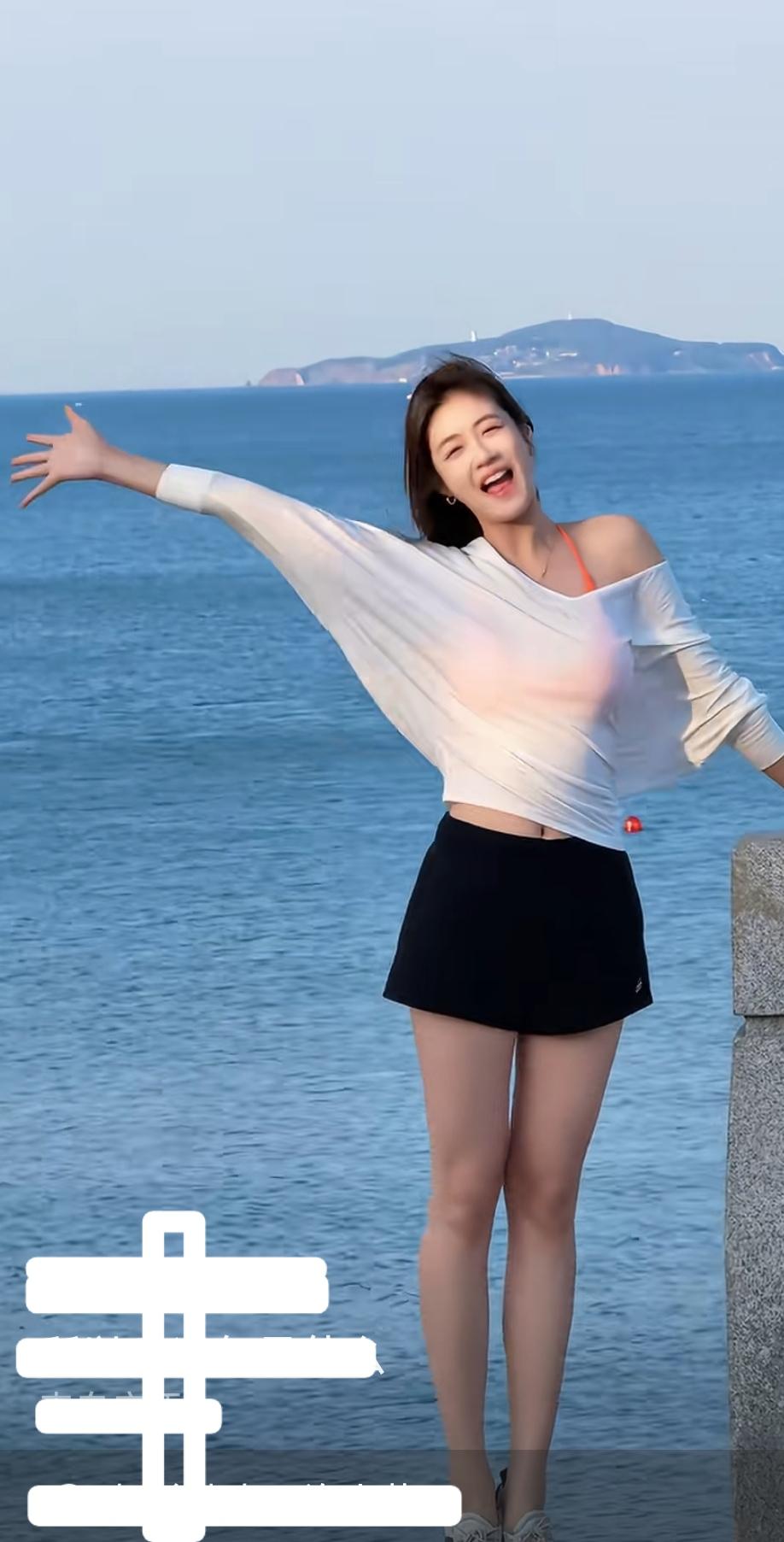“海风拂面笑语长，白衣飘飘似仙乡”，在海边，能让人忘却烦恼，只享受当下的美好。