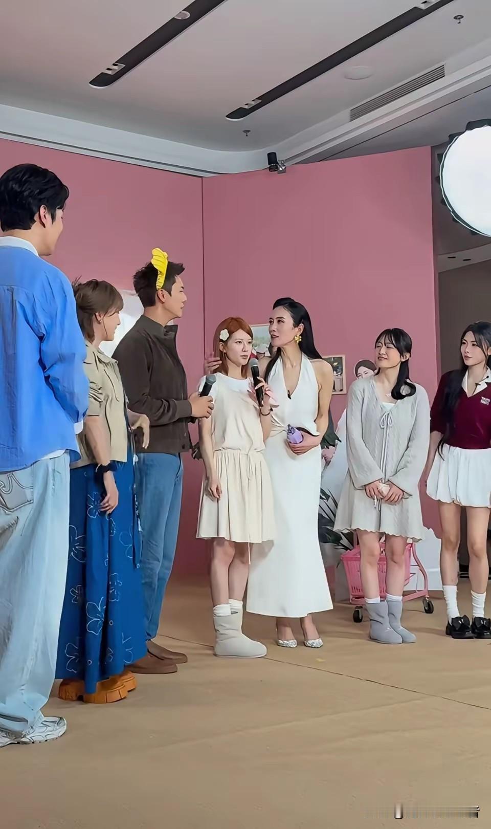 赵露思长得真是小巧玲珑啊。站在温峥嵘旁边真的好像就是温峥嵘的女儿一样。赵露思今年