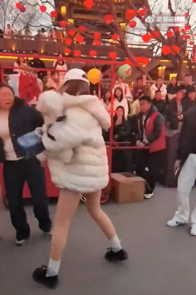 最近在某景区的表演现场，一段争执视频迅速在网络上传播开来，事件的起因其实特别简单