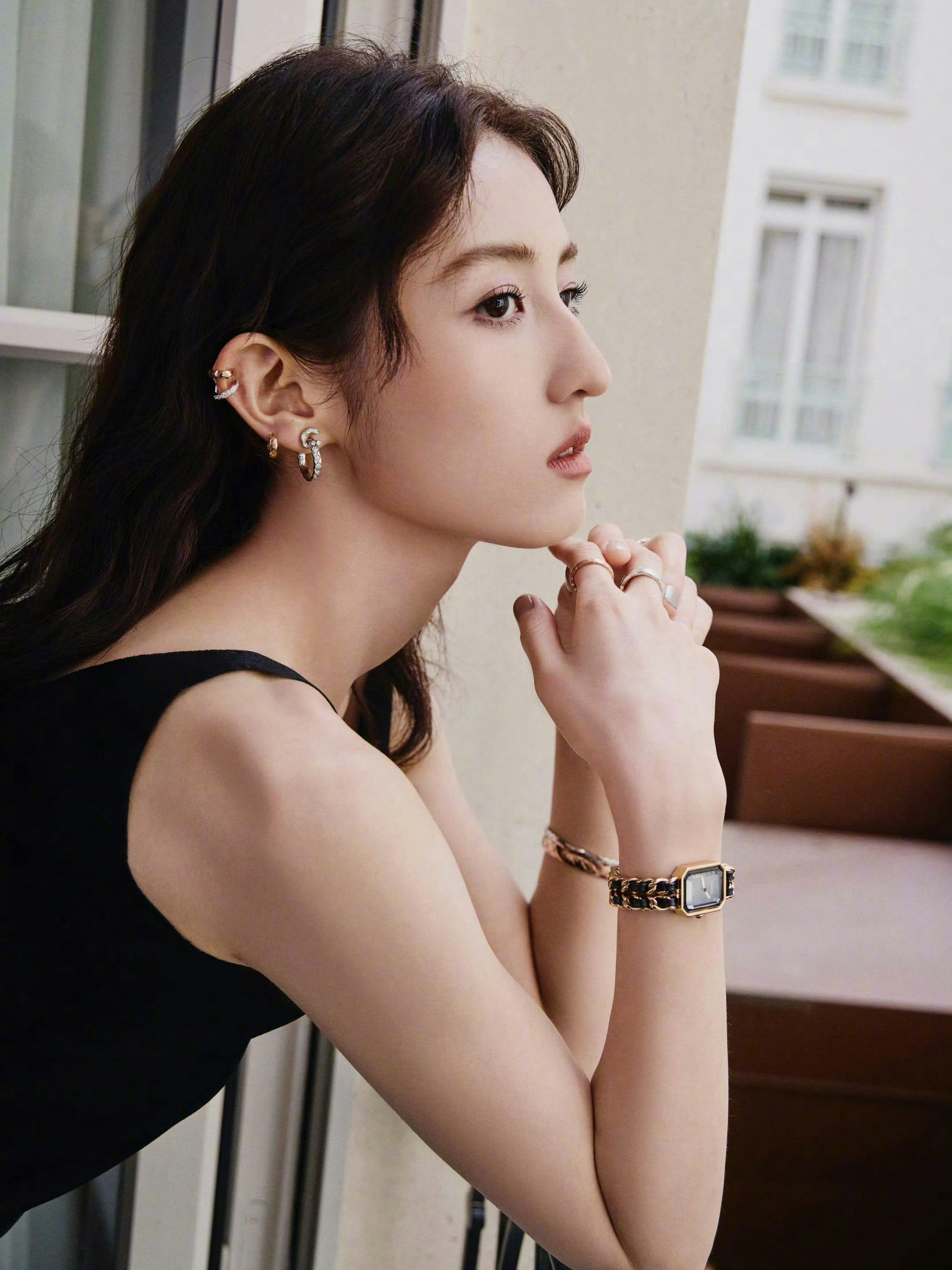 张子枫巴黎高定时装周CHANEL高定大秀一组全新随拍图集，香奈儿黑色造型利落纯粹