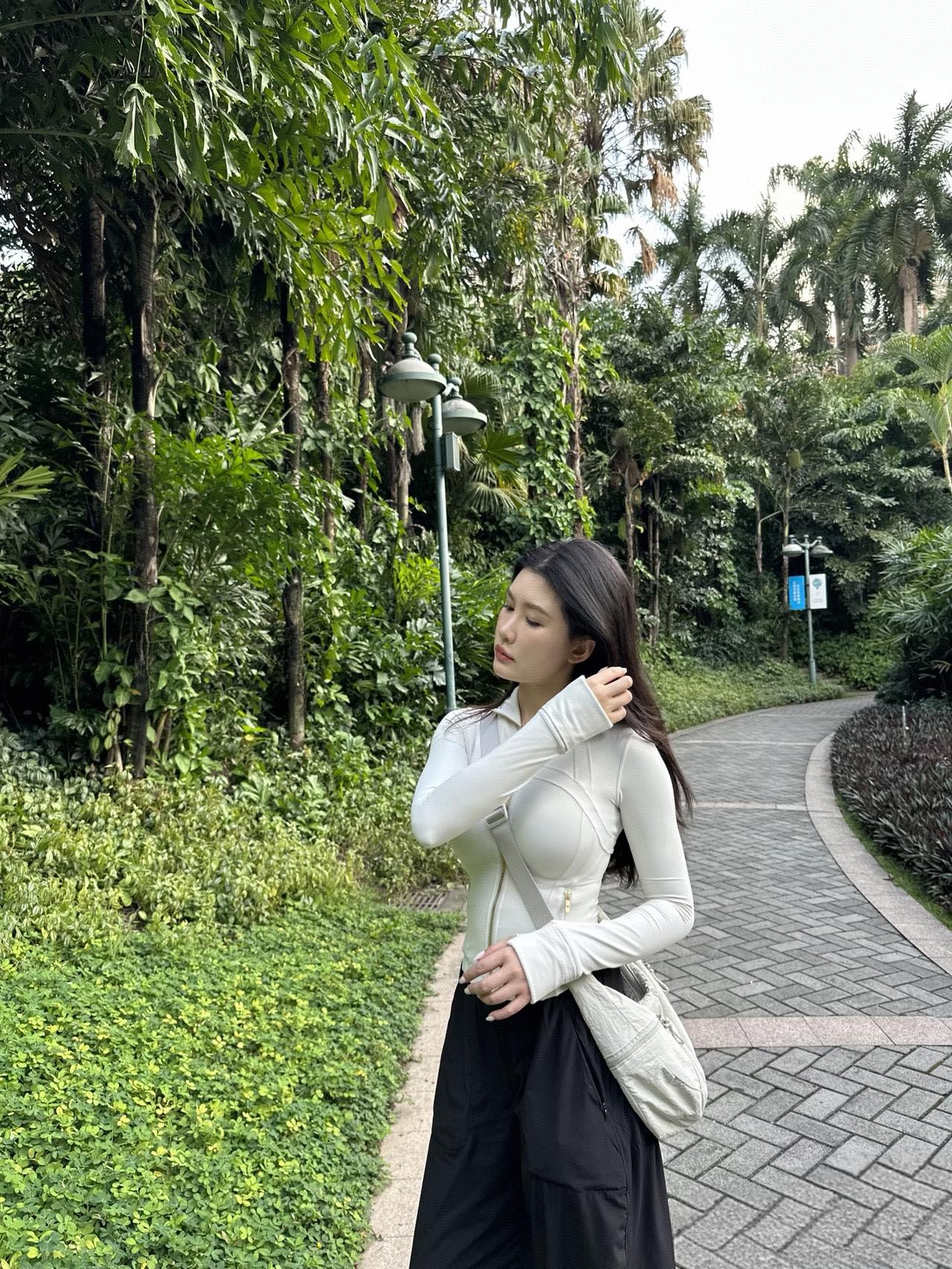 在绿意盎然的小径上，享受宁静的午后时光