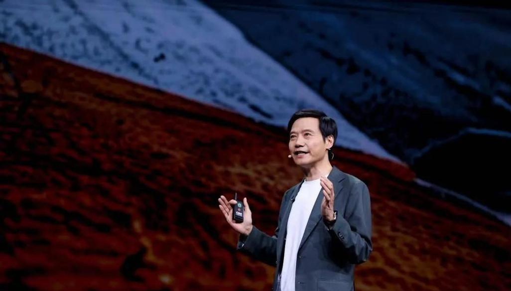 说出来你可能不信，小米造车，是被美国人一脚踹进去的。2021年初，小米突然被