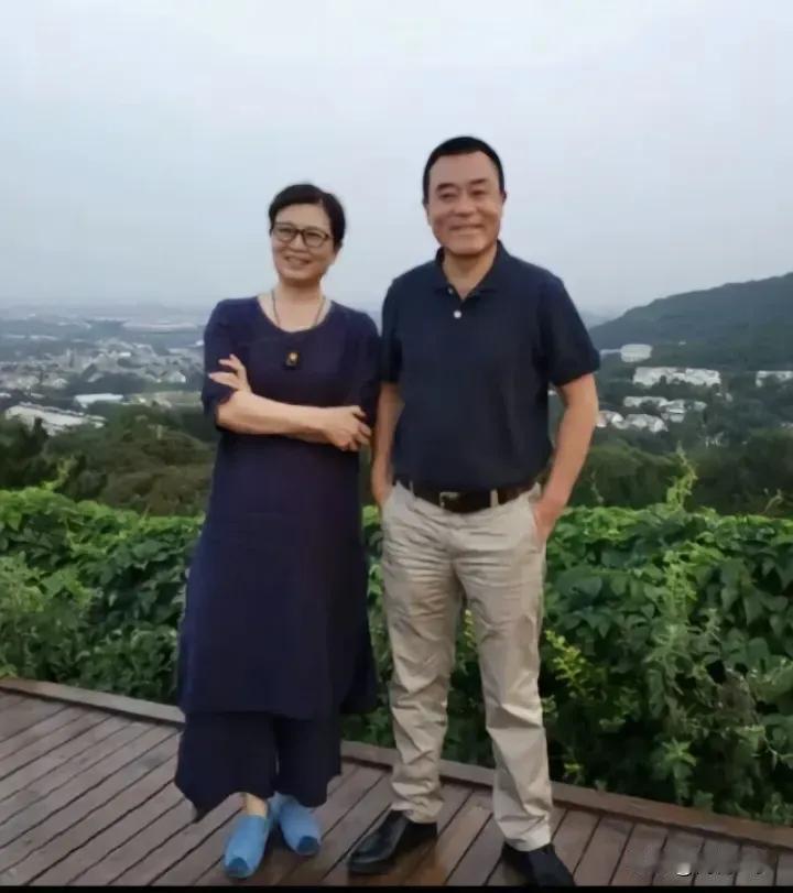 杨成武将军的女儿杨杨少将没有穿军装的样子，与友人的一张留影，都说龙生龙，凤生凤，
