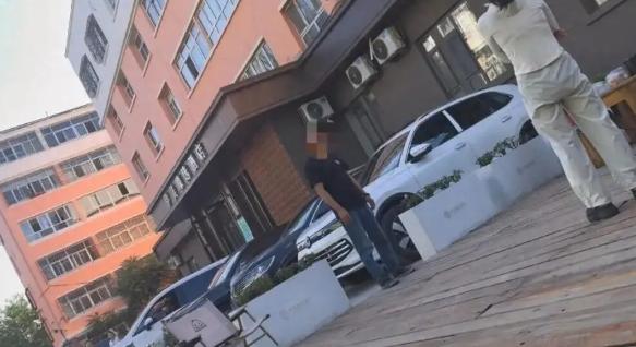 活了大半辈子头一回听说！睡自己的车，给酒店交“过夜钱”？ 活了大半辈子，住过