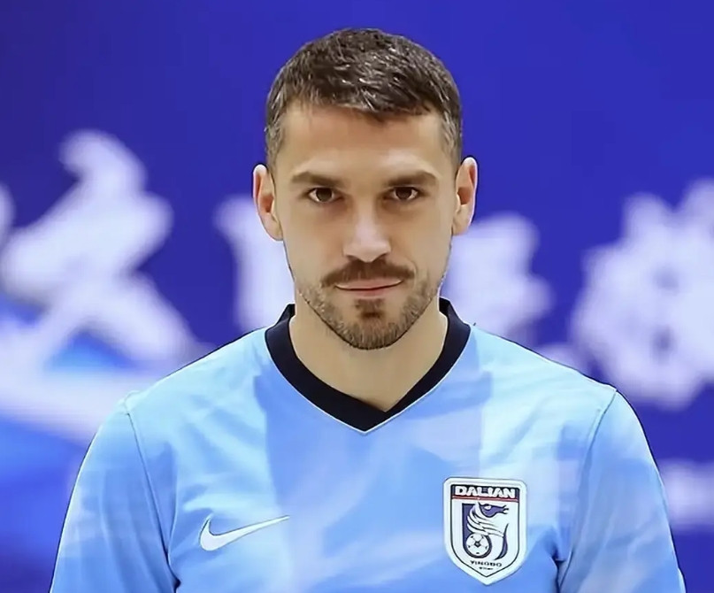 随着斯坦丘加盟大连，整条罗马尼亚国家队中轴线都来到了中超。后防线是云南玉昆的布