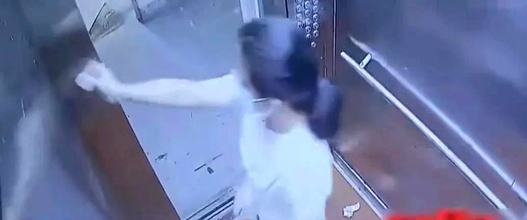 某户小区有人向物业反映电梯里面最近臭气熏天令人作呕物业又陆陆续续接到多起投诉电话