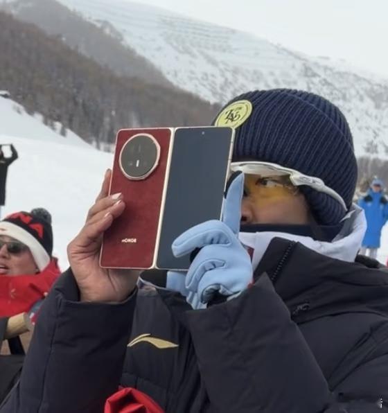 荣耀MagicV6被曝光了，外观设计和上一代差不多，据说厚度和重量还会有新突破
