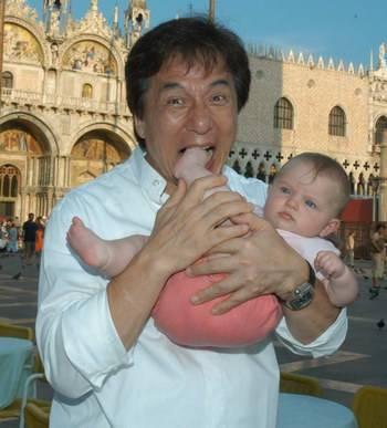 貌似成龙还蛮喜欢小孩子的，但他却和林凤娇只生房祖名一个儿子，也不生多几个。他蛮宠