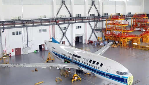 南航退役的波音737-700在贵阳机场拆解，本以为是拆废铁，结果发动机舱里直接藏