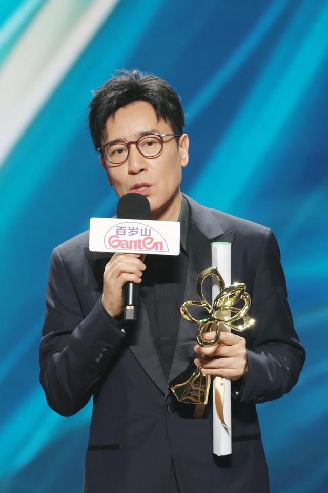 白玉兰奖得主于和伟说：我们来这个世界的时候是不得不来，离开的时候也是不得不走，中