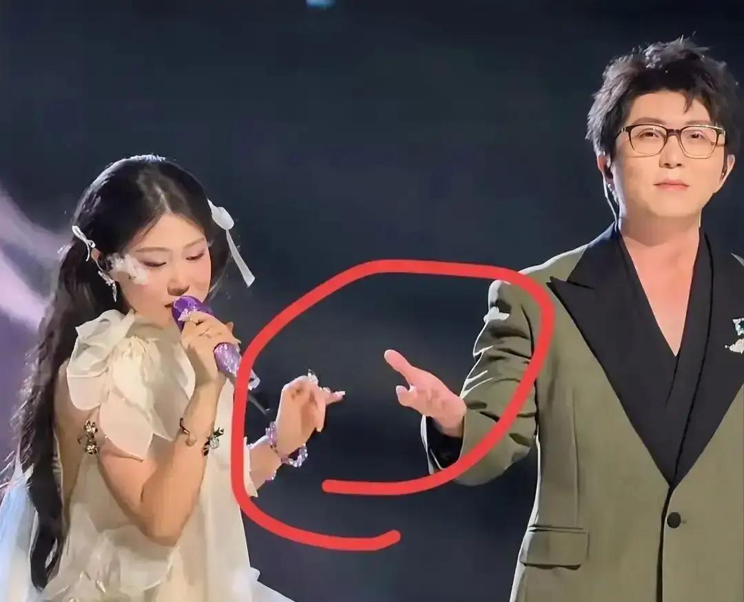 沈佳润跨年合唱时三次甩开毛不易伸过来的手，镜头拍得清清楚楚。那晚是2024年1