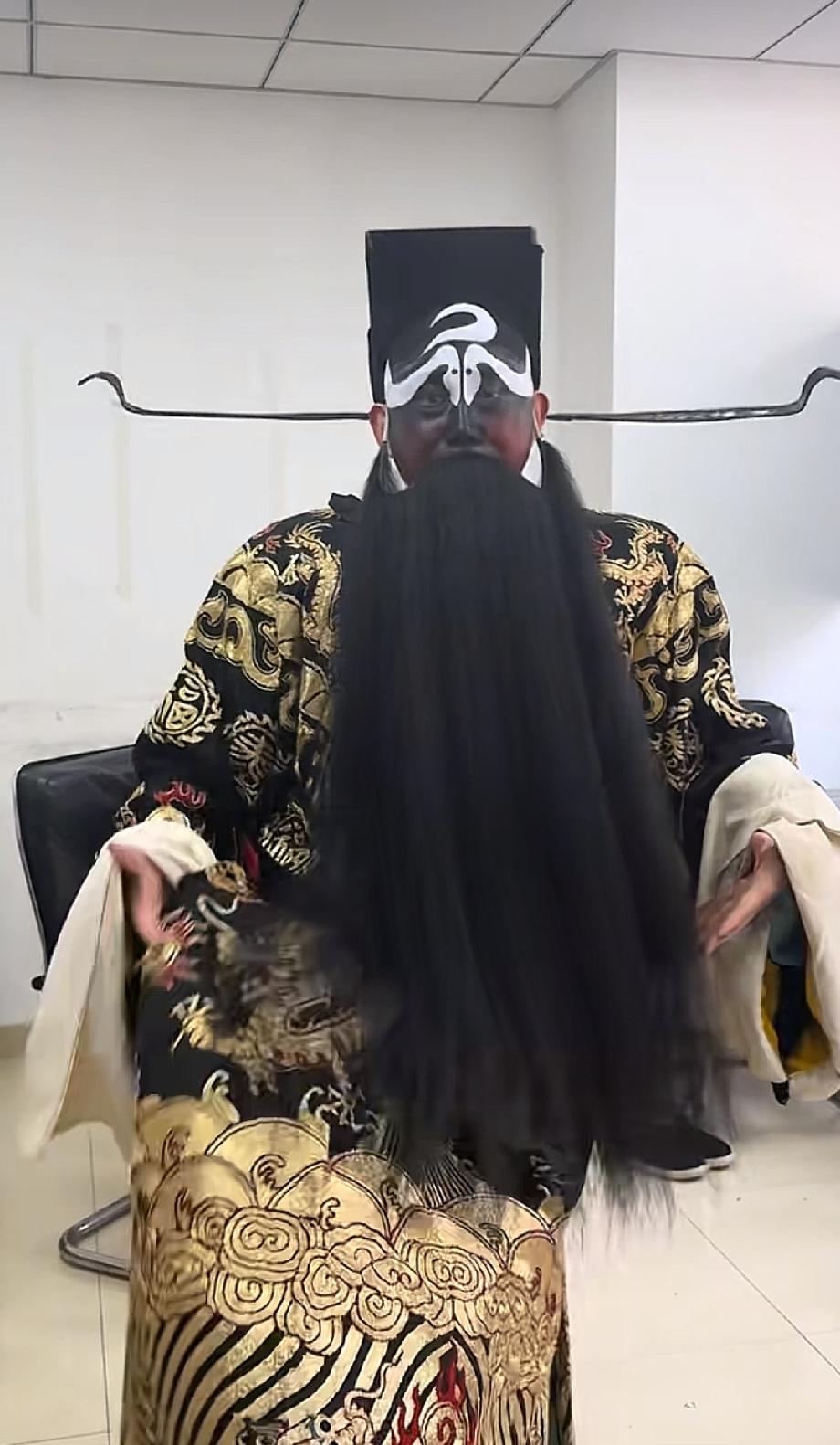 郭德纲与何云伟谁的京剧唱的更好？5月20日，何云伟发了一个包公扮相的视频（前三