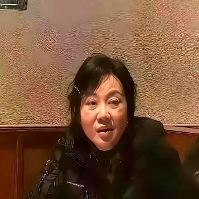 眼窝深陷，头发随便一扎。55岁闫妮靠在椅背上的素颜饭桌照流出，评论区全喊认不出。这就对了。刚凭《小巷