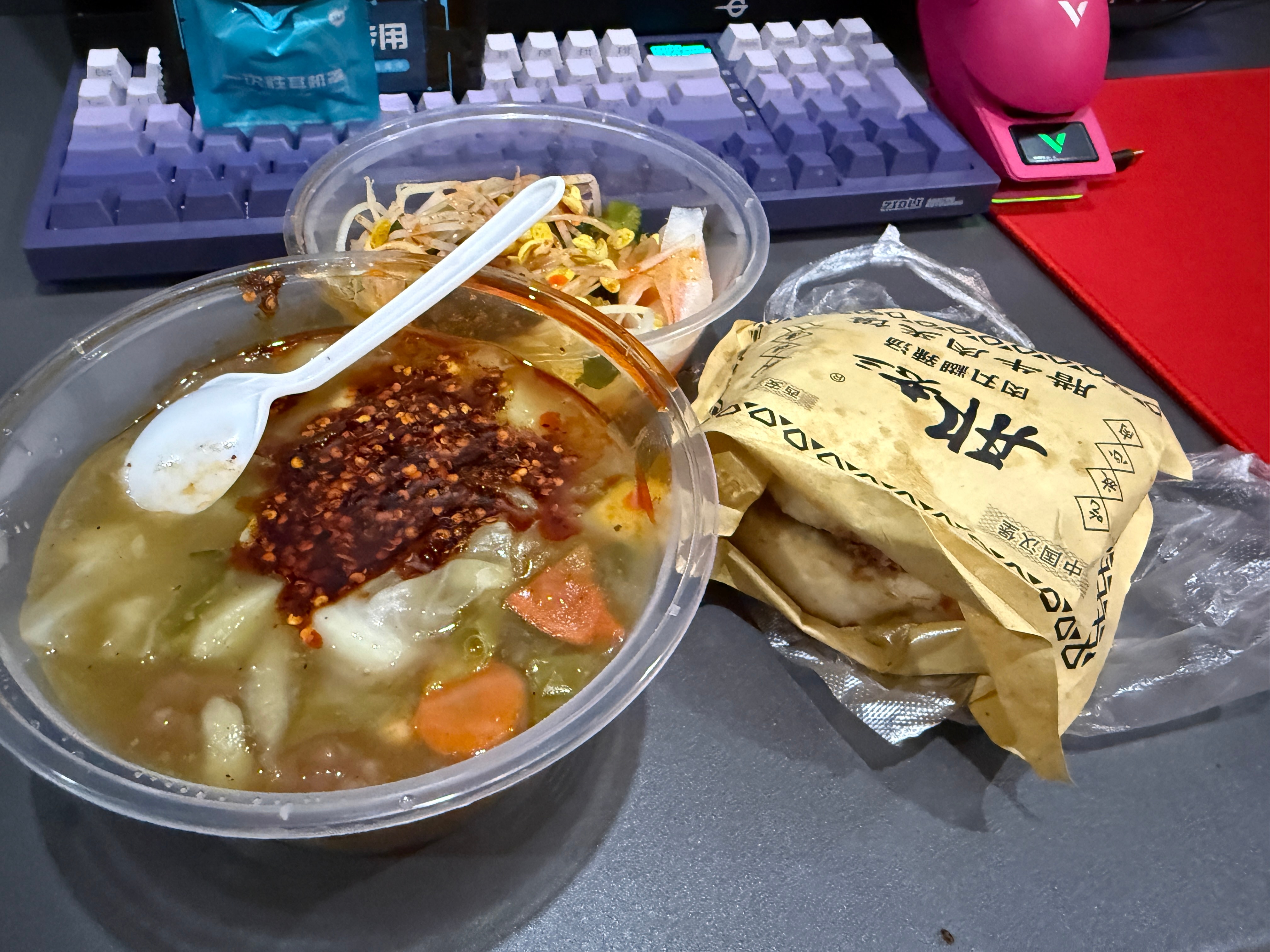 宵夜，一个腊牛肉夹馍，一碗肉丸胡辣汤，一碗擀面皮，吃完觉得碳水太多了，有点罪恶。