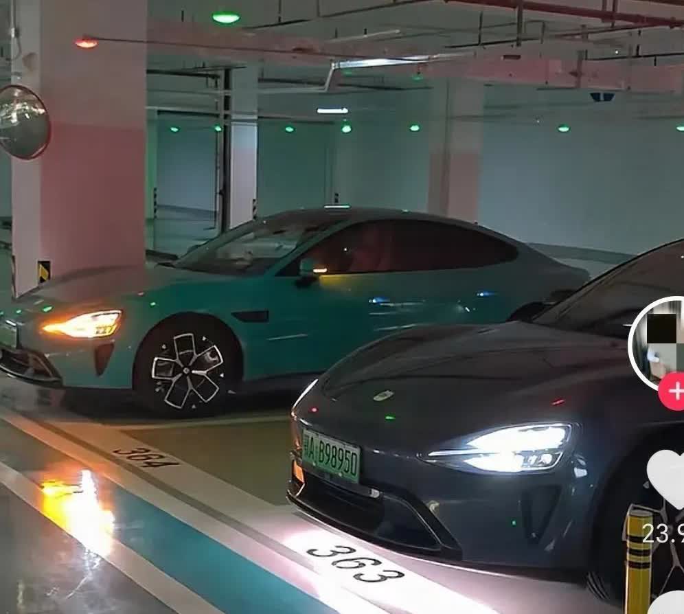 男子在地库喊了一声：小爱同学，我要上车，来我这里！结果两辆小米su7