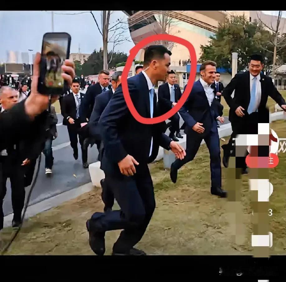 马克龙在四川大学，一路小跑奔向同学们，少年感满满最高兴的，大概是他的夫人，自