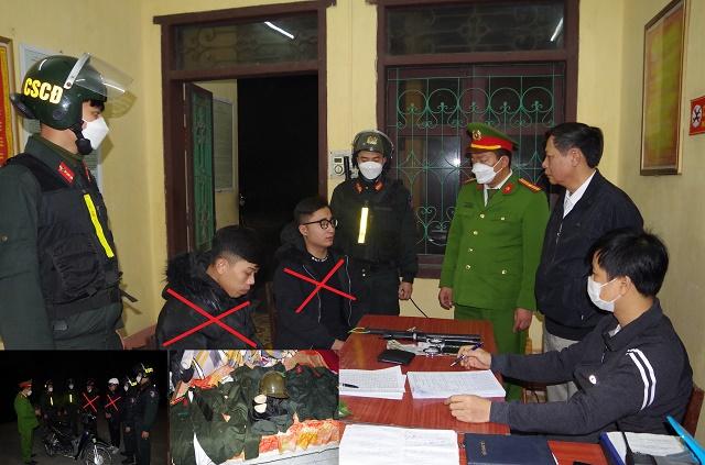 越南机动警察抓获的两名冒牌警察二人购买警服装备，在公路上大摇大摆被巡逻的警察抓