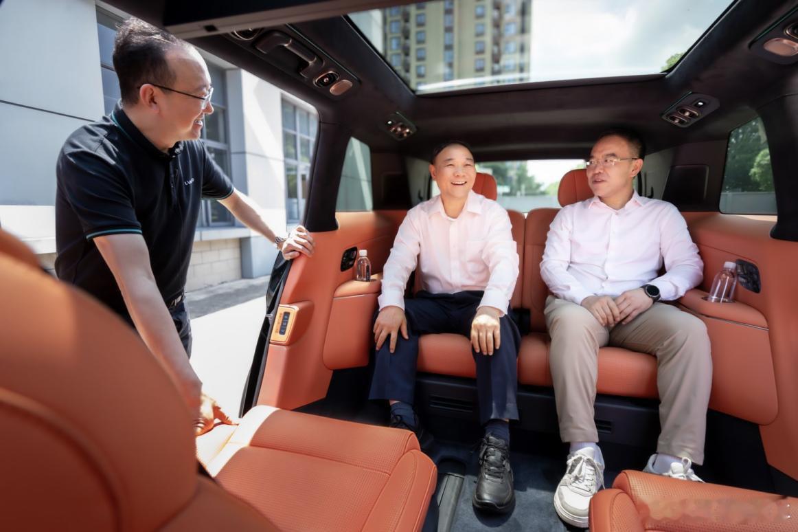 吉利董事长李书福试驾领克900后表示“空间越大，责任越大”，点赞其宽敞空间和灵活