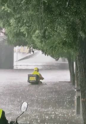 看哭了”内蒙古呼尔浩特，7月25日下午，有一名男子驾驶摩托车冒着大雨回家，当他来