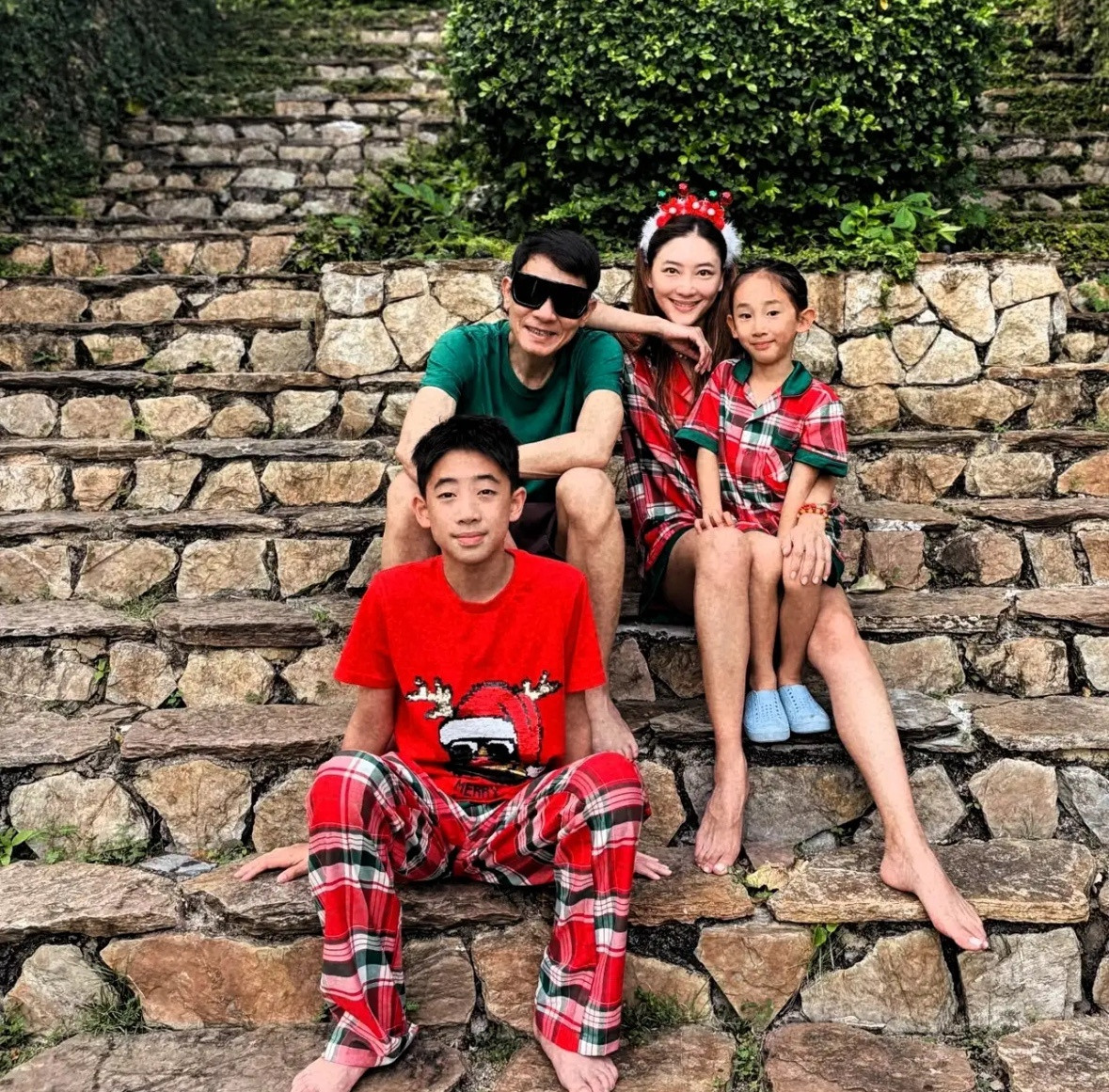 应采儿晒出全家一起过圣诞，全家整整齐齐，好幸福哦！她们家jasper长得越来越像