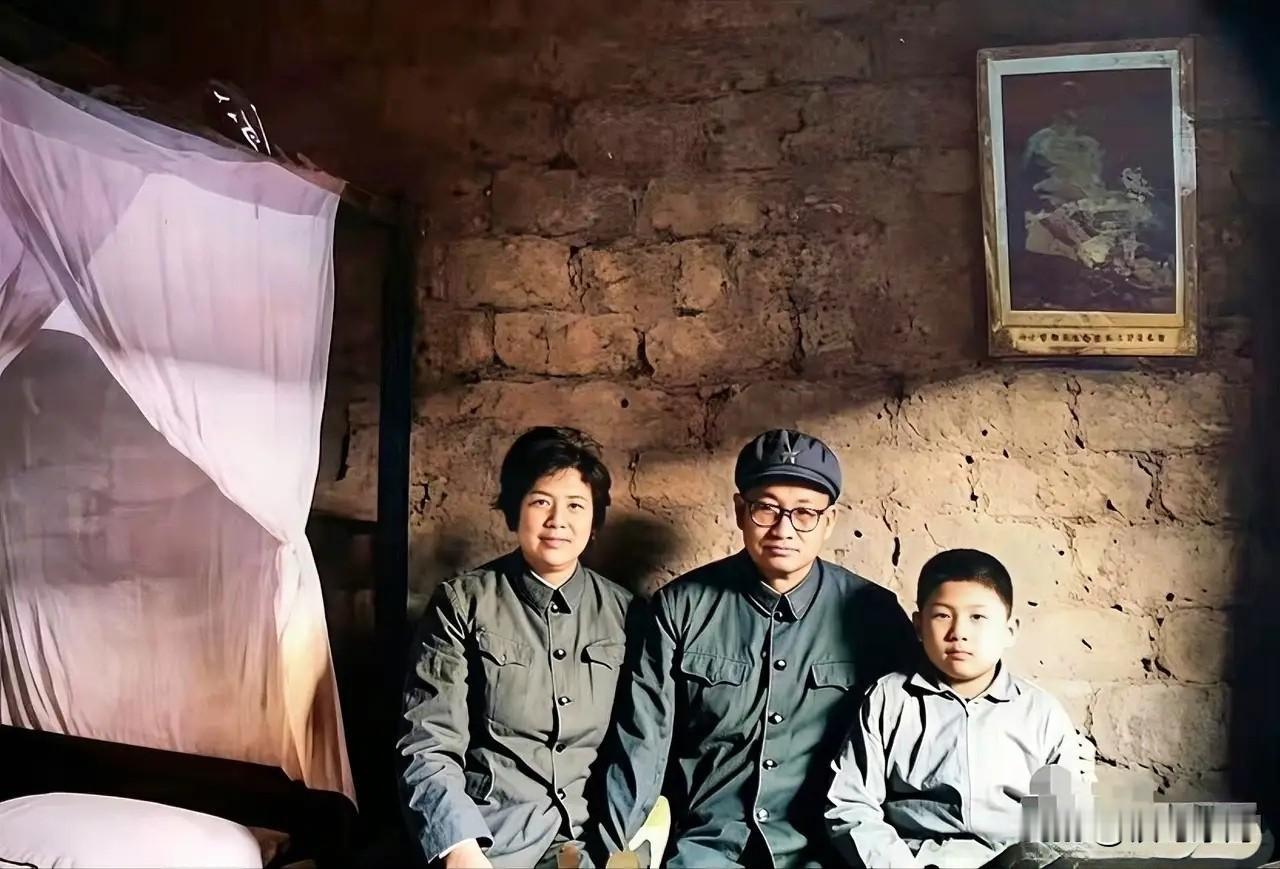 🍁70年代末，毛岸青携妻儿回到板仓老屋，走进母亲杨开慧烈士生前居住的卧室。一