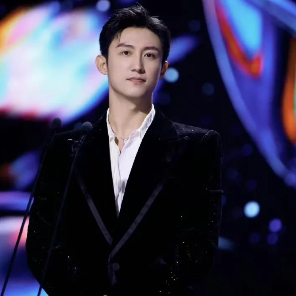 说真的，一开始我以为，黄景瑜是很在乎自己形象的人是因为他的颜值，结果我发现，